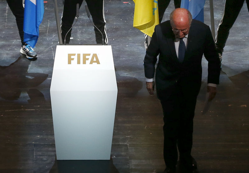 © Reuters. Los patrocinadores de la FIFA, complacidos con la renuncia de Blatter