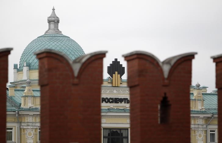 © Reuters. Логотип Роснефти на фоне зубцов стены московского Кремля
