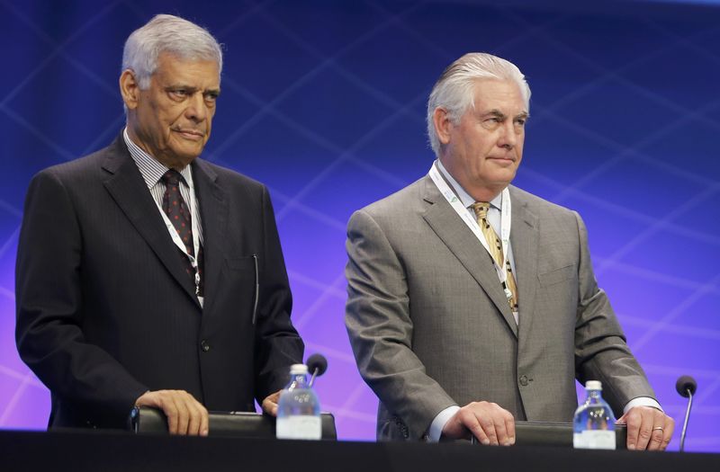 © Reuters. OPEC Secretary-General al-Badri and Exxon Mobil CEO Tillerson attend the OPEC seminar in Vienna