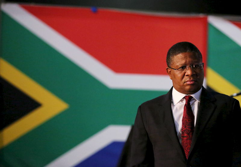 © Reuters. South Africa's Sports Minister Fikile Mbalula looks on during a media briefing in Johannesburg