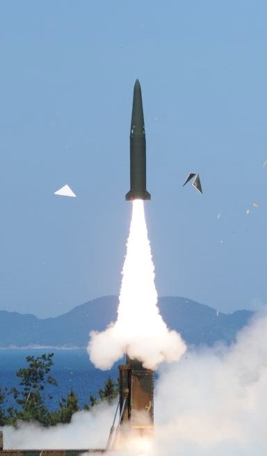 © Reuters. A ballistic missile is launched from a firing range of the state-run Agency for Defense Development in this picture provided by Defense Ministry and released by Yonhap, in Taean