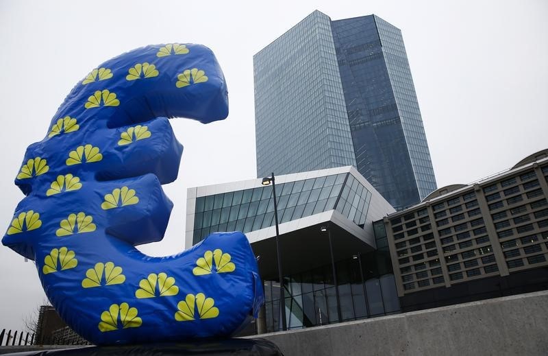 © Reuters. Inflated euro sign is seen outside the new head quarters of the European Central Bank (ECB) in Frankfurt