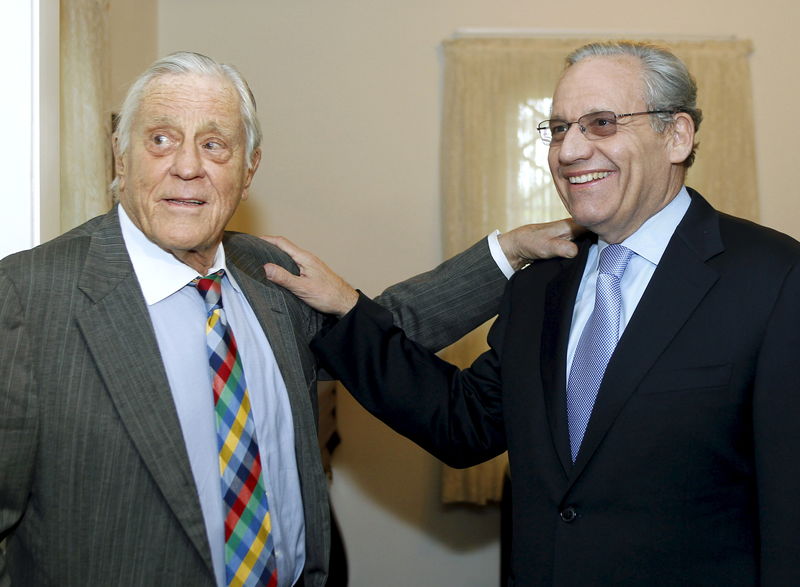 © Reuters. File photo of Bradlee and Woodward posing for a photo during a tour of the Richard Nixon Presidential Library in Yorba Linda California