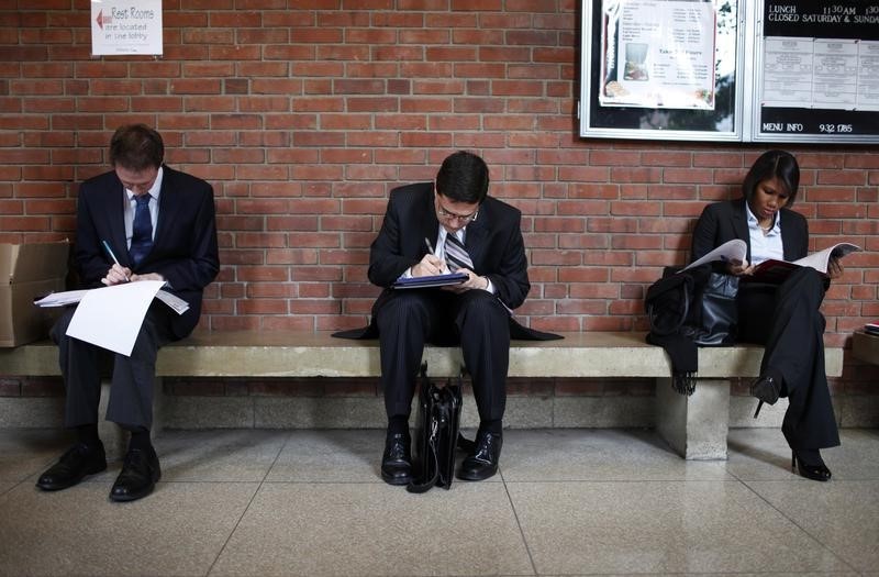 © Reuters. Job seekers prepare for career fair to open at Rutgers University in New Brunswick, New Jersey