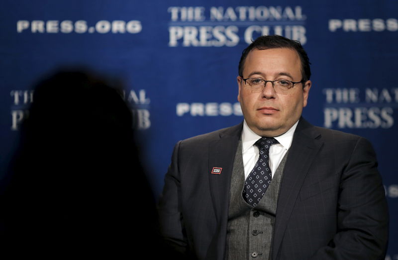 © Reuters. Ali Rezaian, brother of Washington Post reporter Jason Rezaian, talks to a reporter during a television interview at The National Press Club in Washington