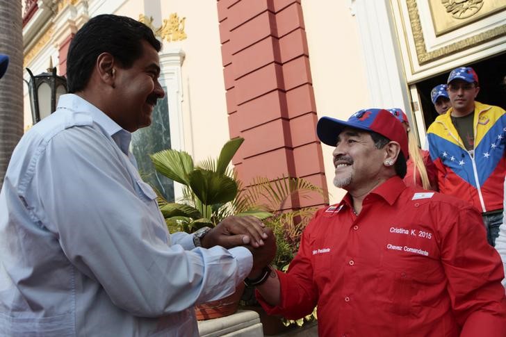 © Reuters. Presidente da Venezuela, Nicolás Maduro, e Diego Maradona em Caracas