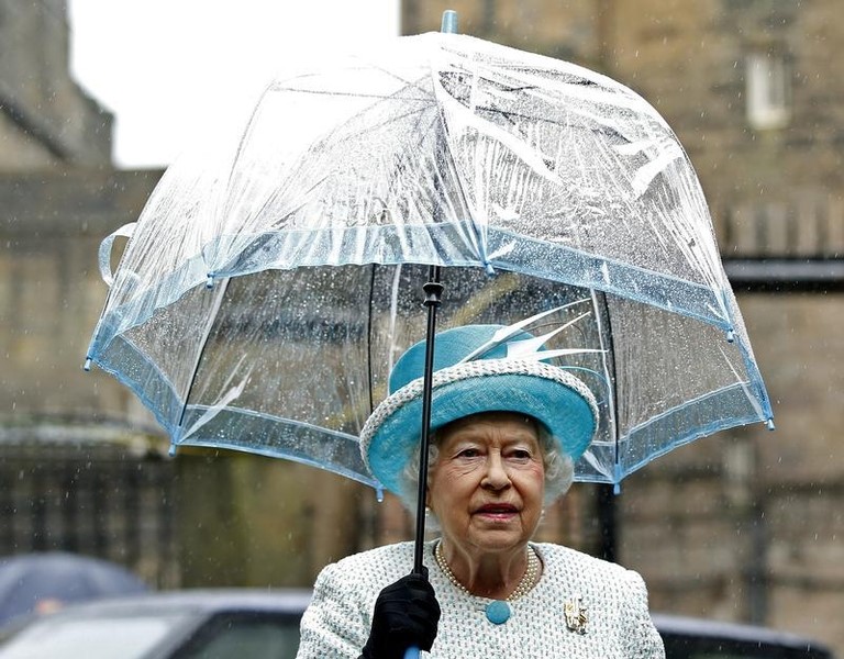 © Reuters. BBC se disculpa después de tuits que insinuaban la hospitalización de Isabel II