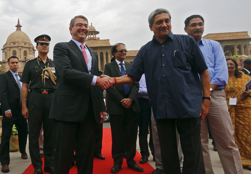 © Reuters. U.S. Defense Secretary Ash Carter shakes hands with India’s Defence Minister Manohar Parrikar during his ceremonial reception in New Delhi, India