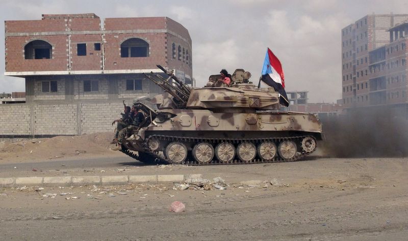 © Reuters. مسلحون: مقتل 20 من الحوثيين في غارات جوية على عدن