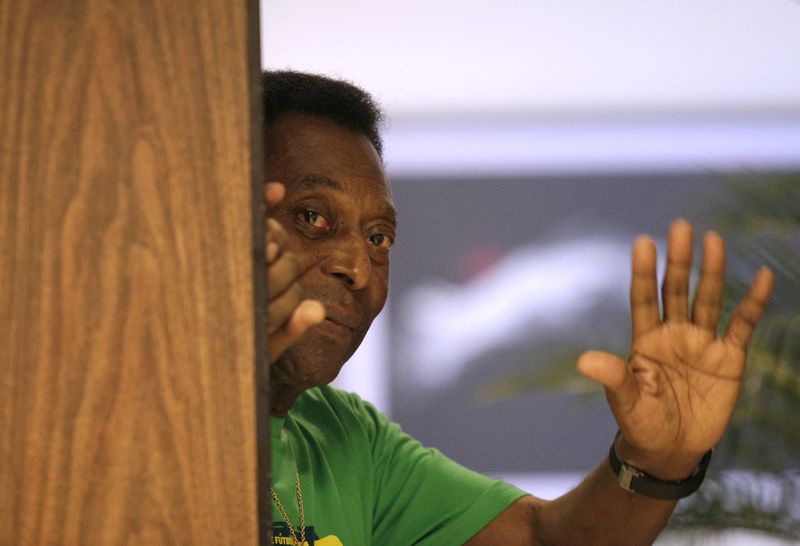 © Reuters. Pelé acena antes de entrevista coletiva em Havana