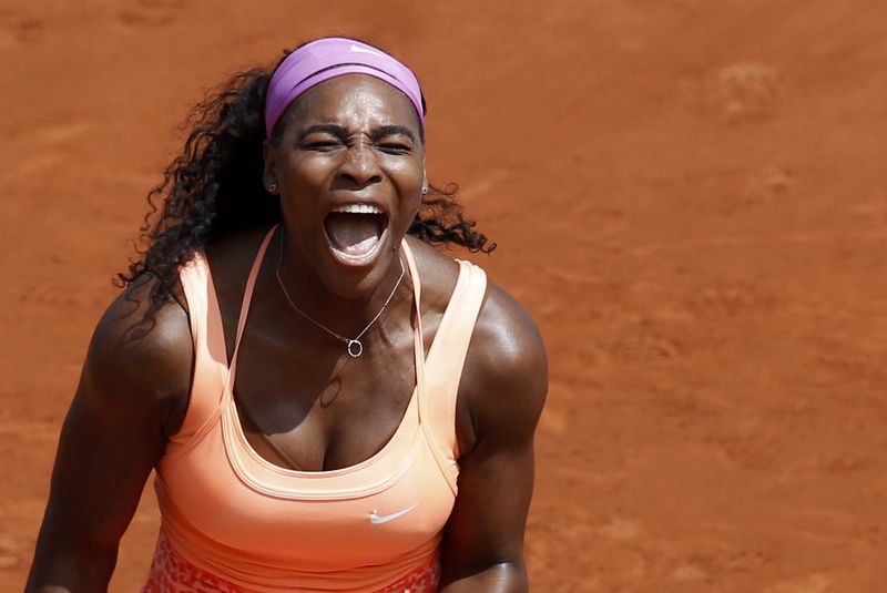 © Reuters. Serena arrolla a Errani y llega a semifinales en el Abierto de Francia