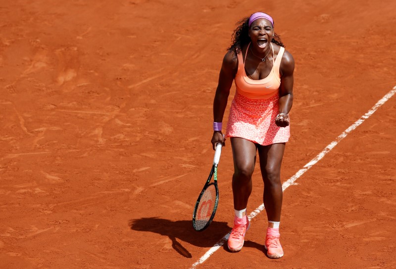 © Reuters. Serena Williams of the US celebrates after defeating Sara Errani of Italy during their women's quarter-final match during the French Open tennis tournament at the Roland Garros stadium in Paris