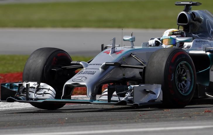 © Reuters. Mercedes Formula One driver Hamilton of Britain drives during the Canadian F1 Grand Prix at the Circuit Gilles Villeneuve in Montreal