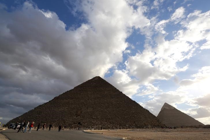 © Reuters. Dos policías turísticos mueren en un ataque cerca de las pirámides de Guiza