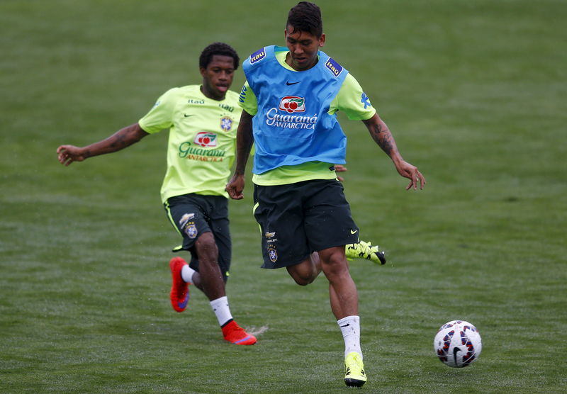 © Reuters. Firmino e Fred em treino da seleção brasileira na Granja Comary, em Teresópolis (RJ)