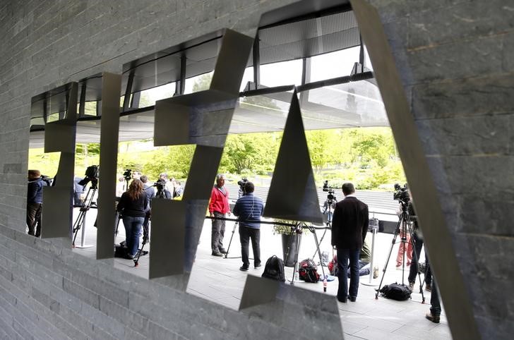 © Reuters. Jornalistas em frente a sede da Fifa, em Zurique