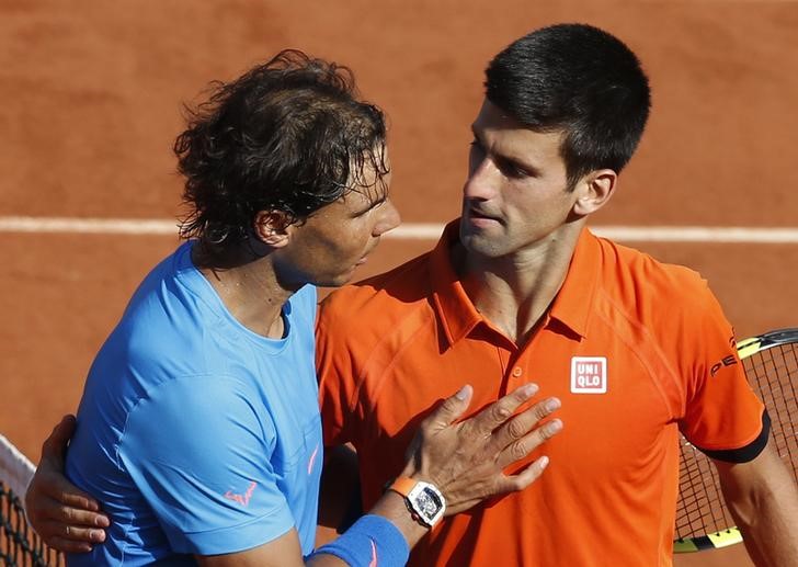 © Reuters. Novak Djokovic e Rafael Nadal após partida em Roland Garros