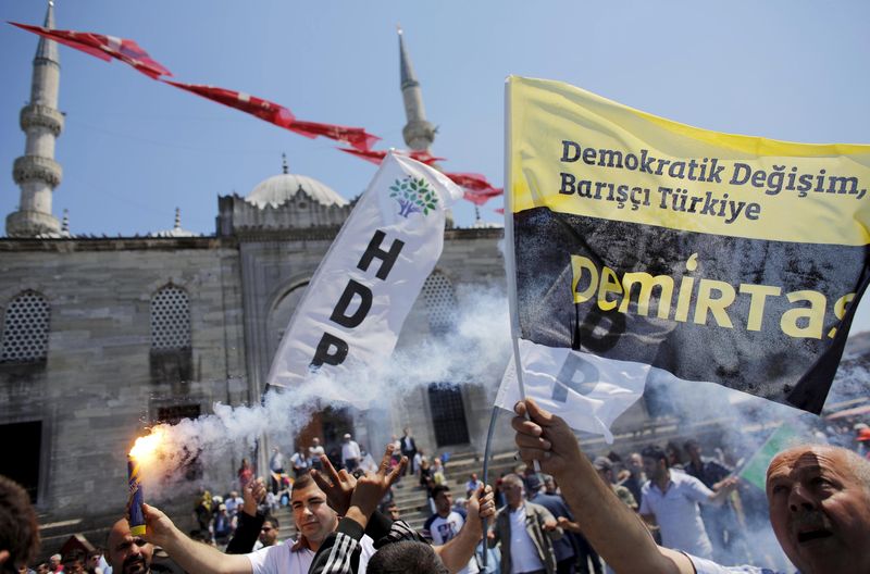 © Reuters. La policía turca detiene a decenas de kurdos de cara a las elecciones del domingo
