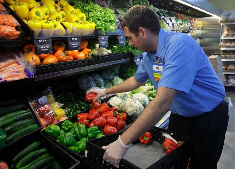 © Reuters. A worker stocks a new Walmart Express store in Chicago