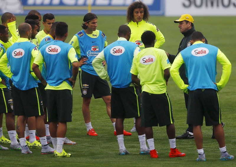 © Reuters. Técnico Dunga conversa com jogadores da seleção brasileira em campo da Granja Comary, em Teresópolis