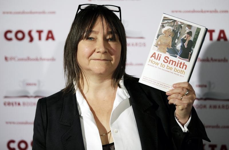 © Reuters. Ali Smith, Nominee in the 2014 Costa Book Awards and winner of the Costa Novel Award category, poses with her book "How to be Both" prior to the announcement of the overall winner, in London