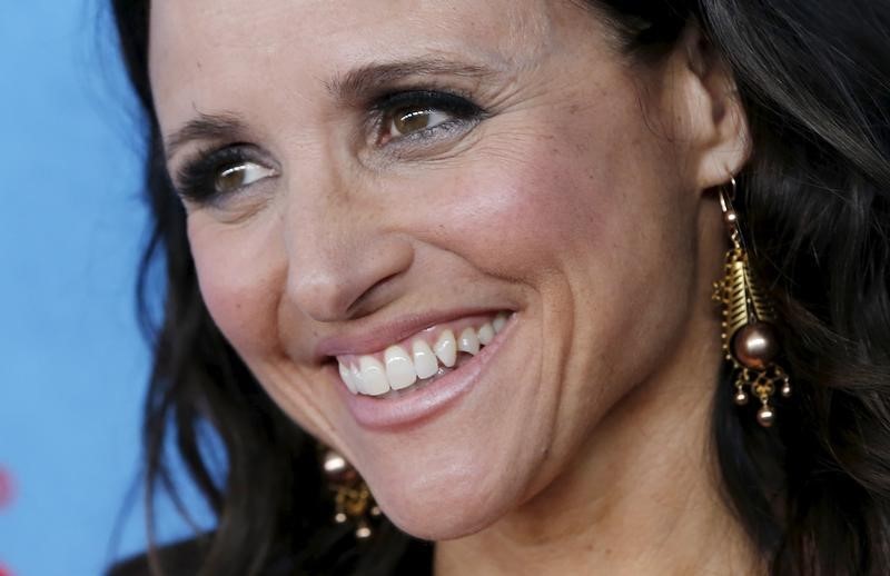 © Reuters. Actress Julia Louis-Dreyfus poses as she arrives for the New York Premiere of the fourth season of the HBO television series "VEEP" in New York City