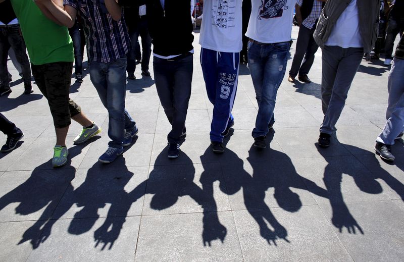 © Reuters. Supporters of pro-Kurdish People's Democratic Party (HDP) gesture as they dance at an election campaign point in Istanbul, Turkey