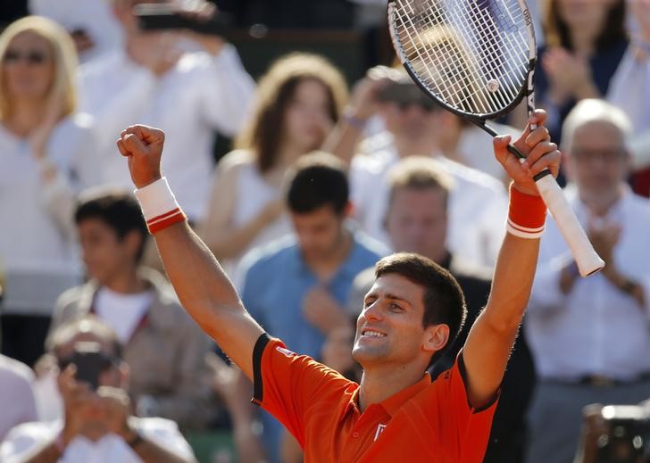 © Reuters. Novak Djokovic of Serbia celebrates after defeating Rafael Nadal of Spain during their men's quarter-final match during the French Open tennis tournament at the Roland Garros stadium in Paris