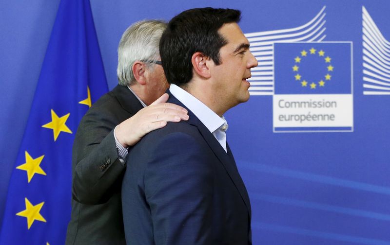 © Reuters. Premiê grego, Alexis Tsipras, e presidente da Comissão Europeia, Jean-Claude Juncker, em Bruxelas 