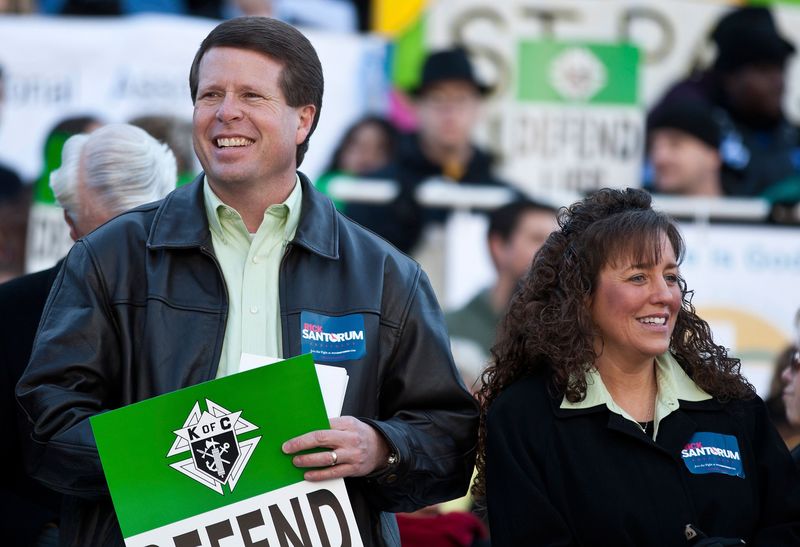 © Reuters. Jim Bob Duggar and his wife Michelle Duggar attend a Pro-Life rally  in Columbia in this file photo