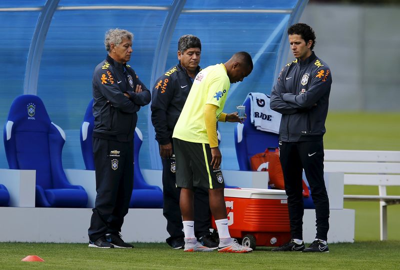 © Reuters. Robinho conversa com comissão técnico durante treino em Teresópolis