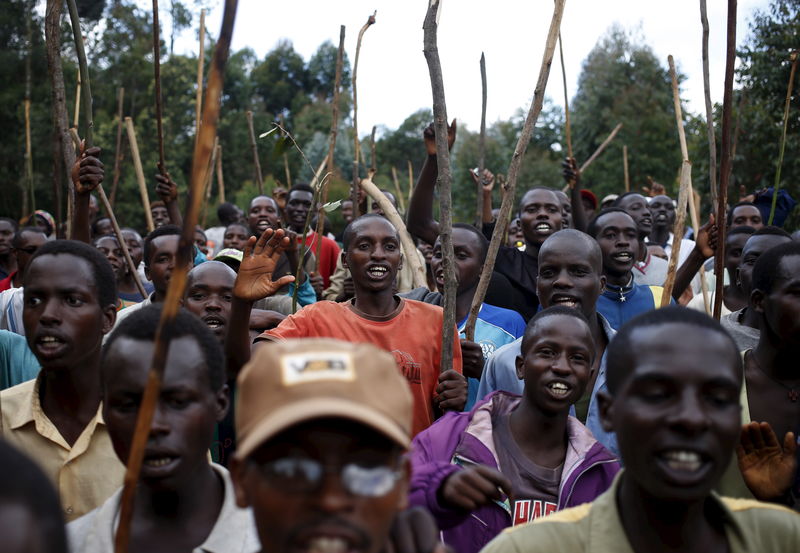 © Reuters. Manifestantes contra presidente de Burundi Pierre Nkurunziza protestam em Ijenda