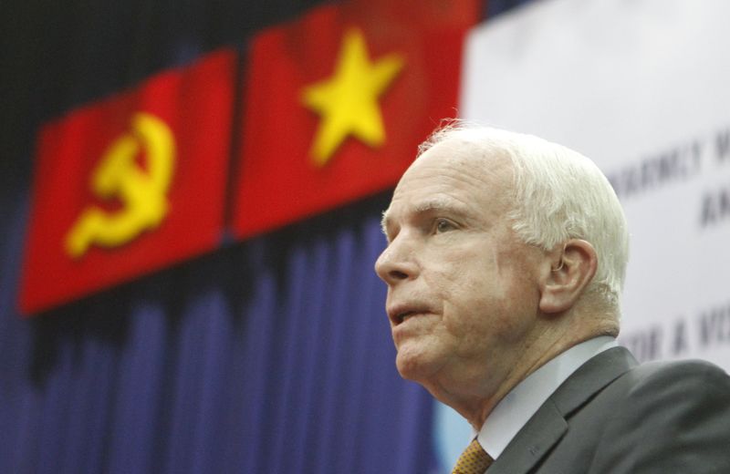 © Reuters. U.S. Senator John McCain (R-AZ), Chairman of the Senate Armed Services Committee, talks with students of the Human and Social Science University in Ho Chi Minh City, Vietnam