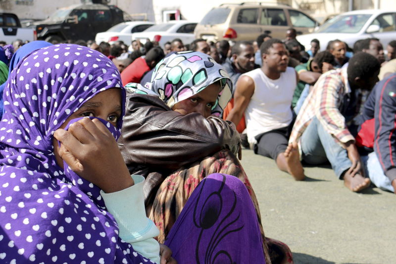 © Reuters. Imigrantes são detidos por autoridades líbias em Trípoli