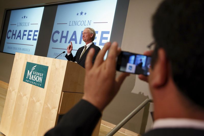 © Reuters. Former Rhode Island Governor Chafee announces he will seek the Democratic nomination to be U.S. president during an address to the GMU School of Policy, Government, and International Affairs in Arlington