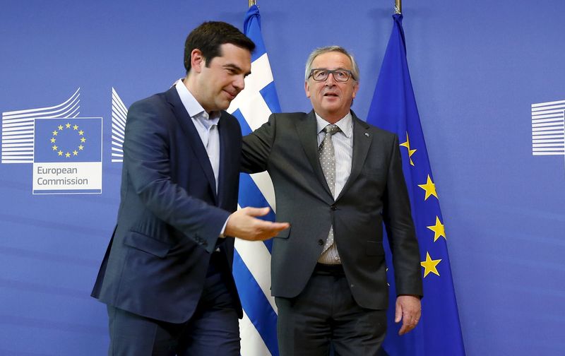 © Reuters. Premiê grego Tsipras e presidente da comissão europeia Juncker em Bruxelas