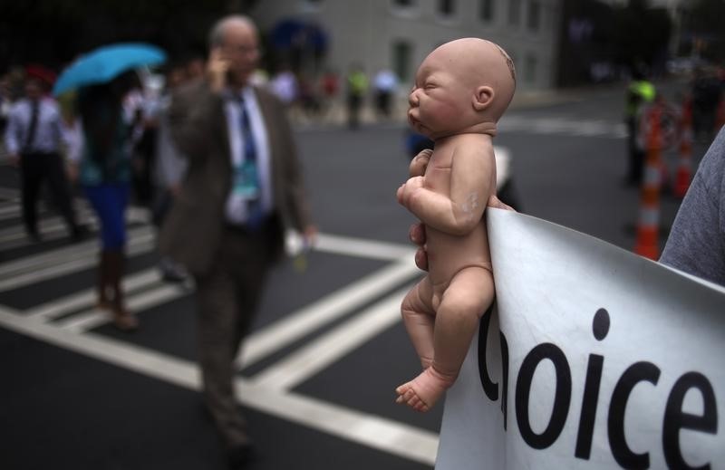 © Reuters. A pro-life activist advocates his stance on abortion near the site of the Democratic National Convention in Charlotte