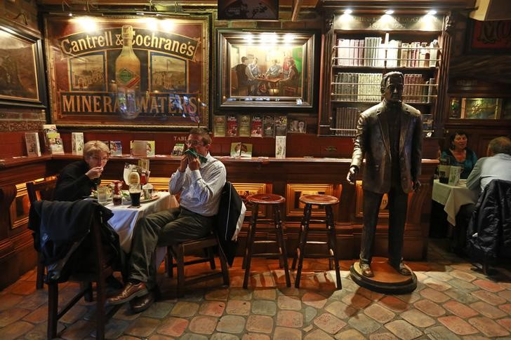 © Reuters. People eat in a restaurant in Dublin 