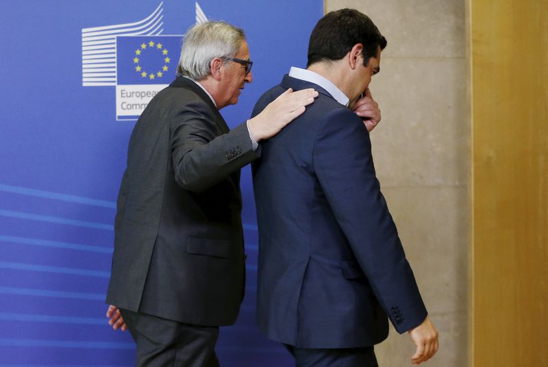 © Reuters. Bruxelles, il premier greco Alexis Tsipras e il presidente della Commissione europea Jean-Claude Juncker , ieri 