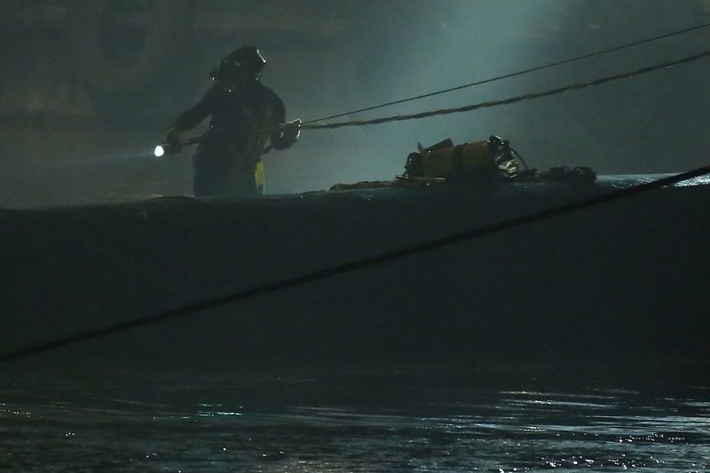 © Reuters. Familiares de víctimas marchan hacia lugar de barco hundido en China 