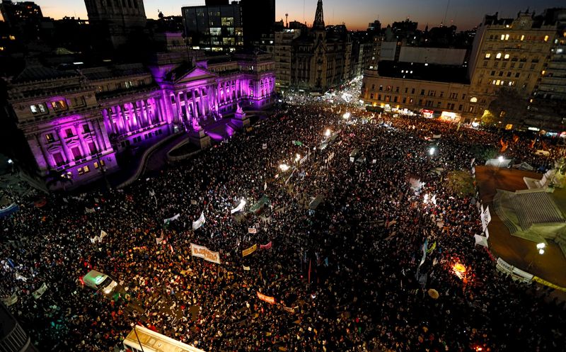© Reuters. Multitudinaria protesta en Argentina contra la violencia sobre las mujeres