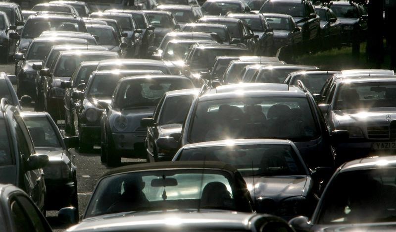 © Reuters. DRIVERS QUEUE IN LONDON ON THE DAY NEW TRANSPORT PLANS ANNOUNCED.