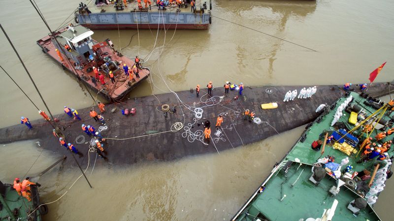 © Reuters. LE BILAN DU NAUFRAGE EN CHINE S'ALOURDIT À 65 MORTS, ENCORE 370 DISPARUS