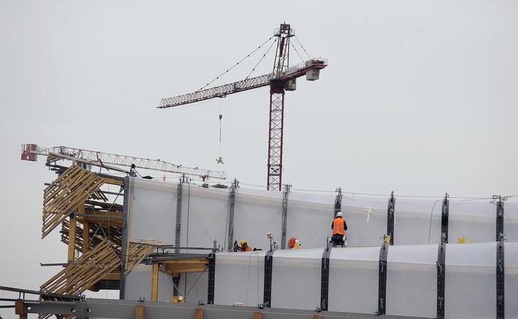 © Reuters. Lavori in corso all'Expo 2015 di Milano.