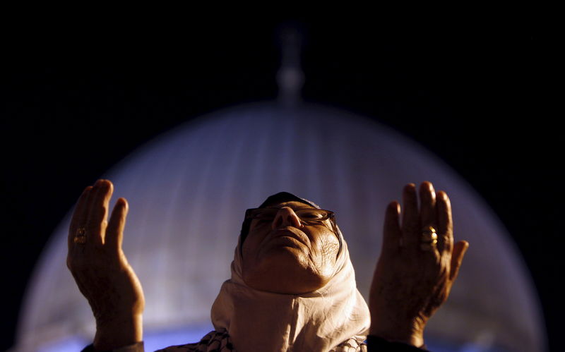 © Reuters. File photo of a Muslim woman praying during Laylat al-Qadr in front of the Dome of the Rock, on the compound known to Muslims as al-Haram al-Sharif (Noble Sanctuary) and to Jews as Temple Mount, in Jerusalem's Old City 