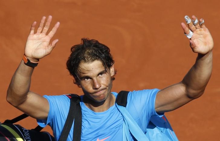 © Reuters. Rafael Nadal of Spain leaves the court after being defeated by Novak Djokovic of Serbia during their men's quarter-final match  at the French Open tennis tournament at the Roland Garros stadium in Paris