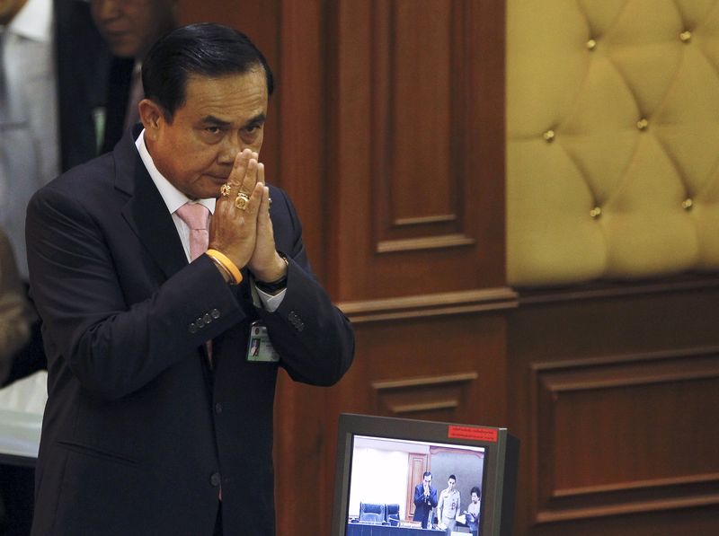 © Reuters. Thai PM Prayuth Chan-ocha gestures in a traditional greeting to National Legislative Assembly members at the parliament in Bangkok