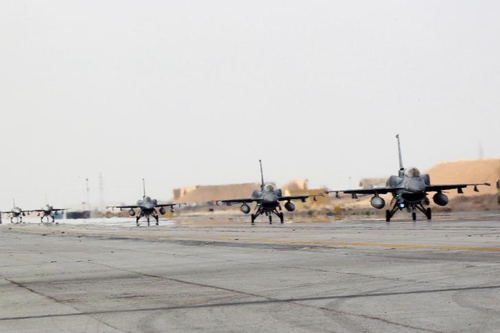 © Reuters. الجيش الأمريكي: 17 غارة ضد تنظيم الدولة الإسلامية في سوريا والعراق