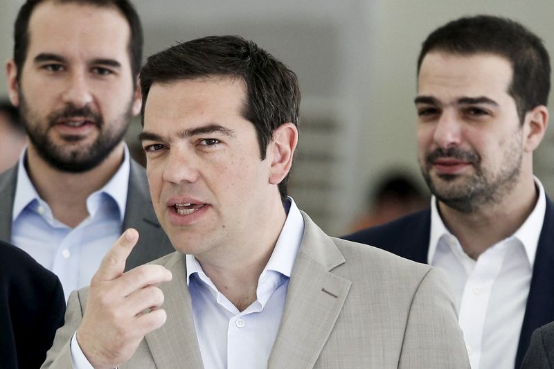 © Reuters. مصادر: رئيس وزراء اليونان لا يعتزم طلب اقتراع على الثقة