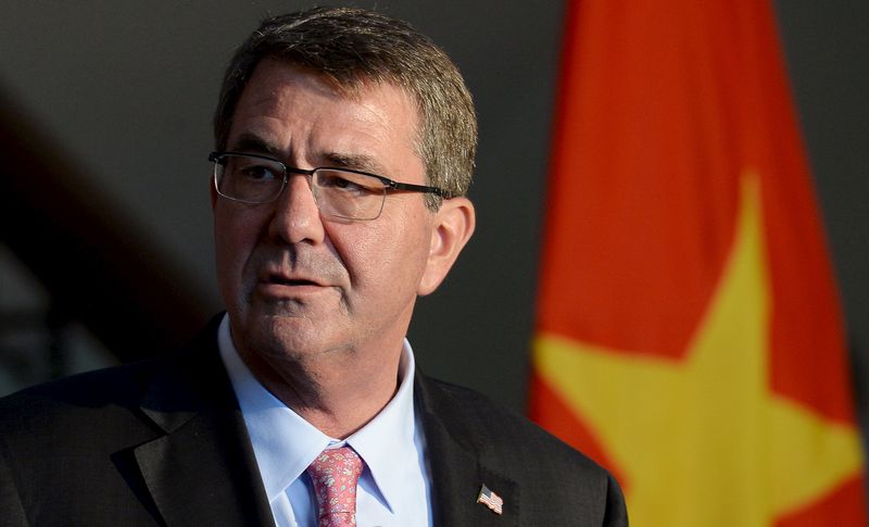 © Reuters. U.S. Defense Secretary Ash Carter speaks during a joint news conference with Vietnam's Defence Minister Phung Quang Thanh in Hanoi